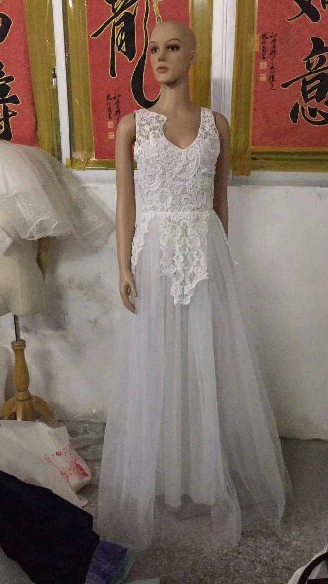 Sleeveless Floral Lace Wedding Dress - Romantic Bridal Gown with Flower Appliqués MANDOTOS