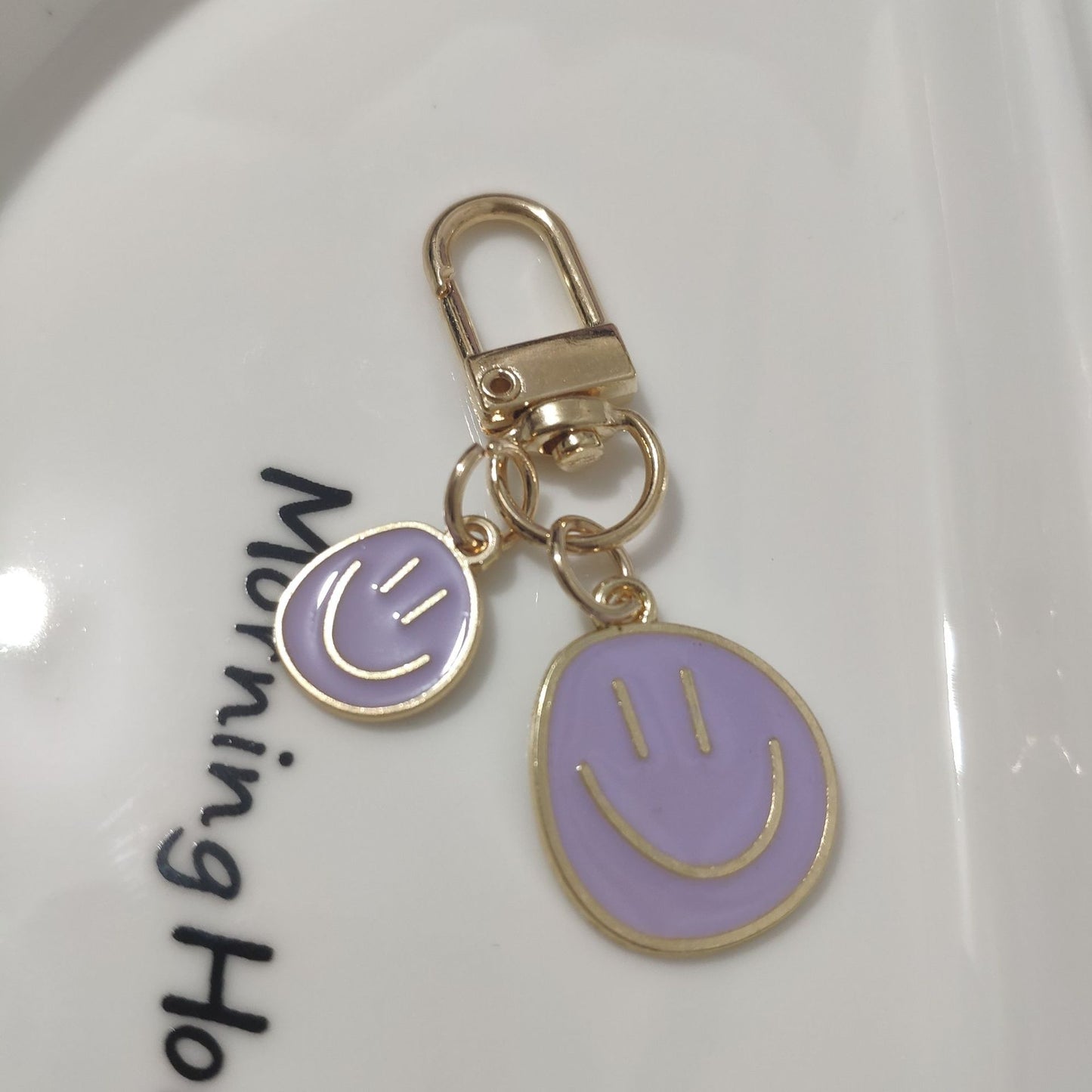 Cross-border e-commerce alloy color dripping smiley face keychain electroplated gold irregular expression bag pendant accessories
