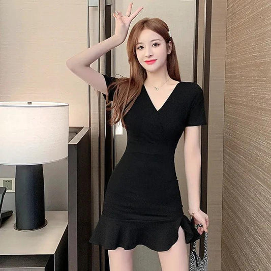 Mandotos V-neck bag hip high waist slimming fish tail dress, elegant evening dress with fitted silhouette and flowing hem.