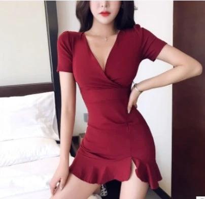 Mandotos V-neck bag hip high waist slimming fish tail dress displayed on a model, showcasing elegant fit and stylish design.
