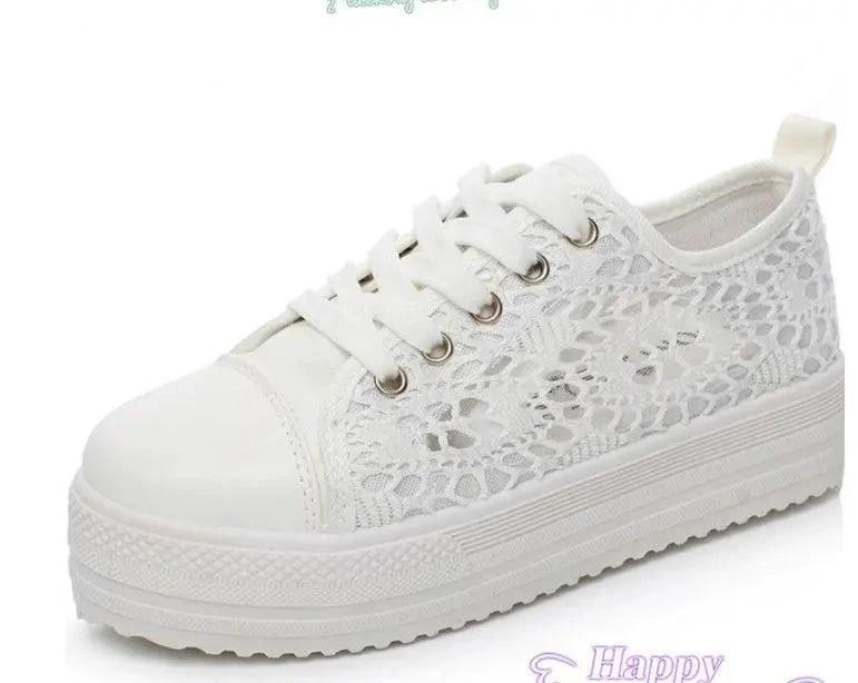 Mandotos women's canvas shoes featuring a casual, stylish design with white laces and a comfortable sole.