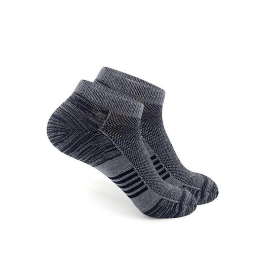 Mandotos durable sports socks in black and white, 12 pairs of breathable ankle and invisible styles for daily comfort.