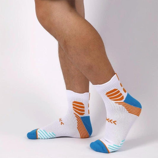Mandotos trendy sports socks, 6 pairs of moisture-wicking ankle socks for running and hiking, shown in a pack.