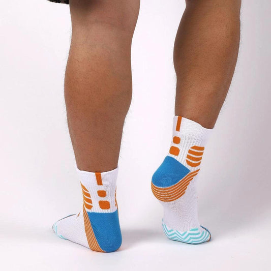 Mandotos trendy sports socks, 6 pairs of moisture-wicking ankle socks for running and hiking, shown in a casual display.