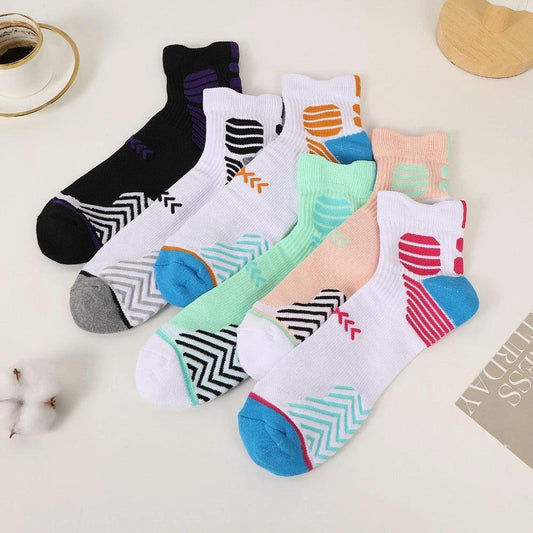 Mandotos trendy sports socks, 6 pairs of moisture-wicking ankle socks for running and hiking, featuring breathable fabric and sporty design.