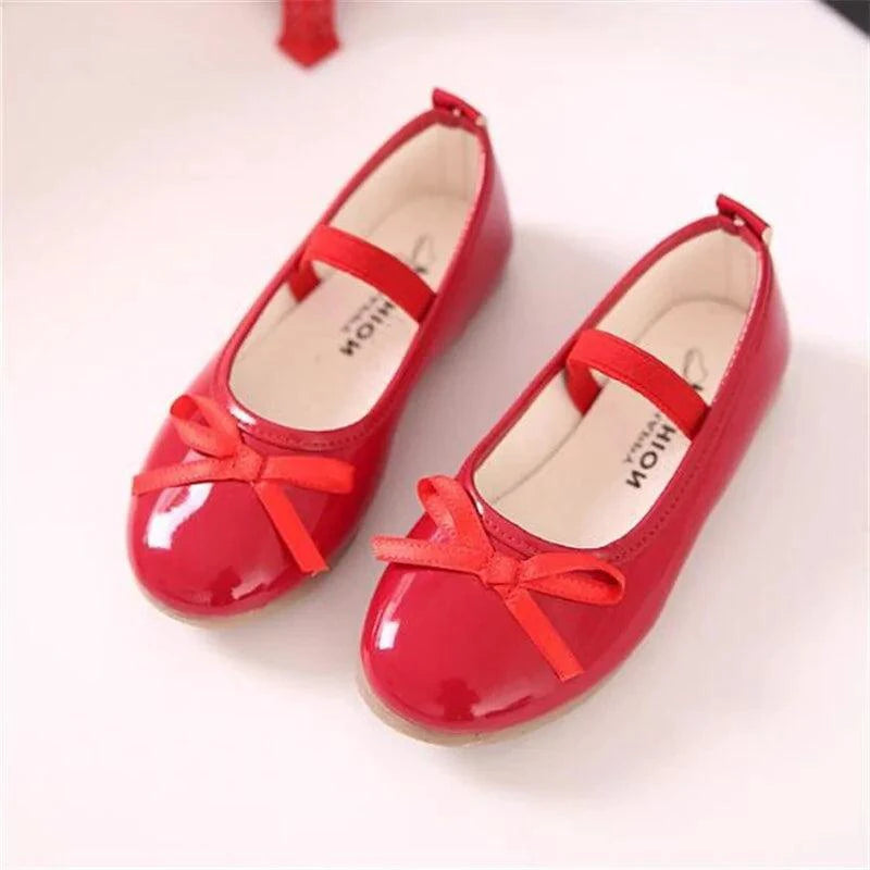 Mandotos flat shoes in black with rounded toe and slip-on design, casual footwear for comfortable everyday wear.