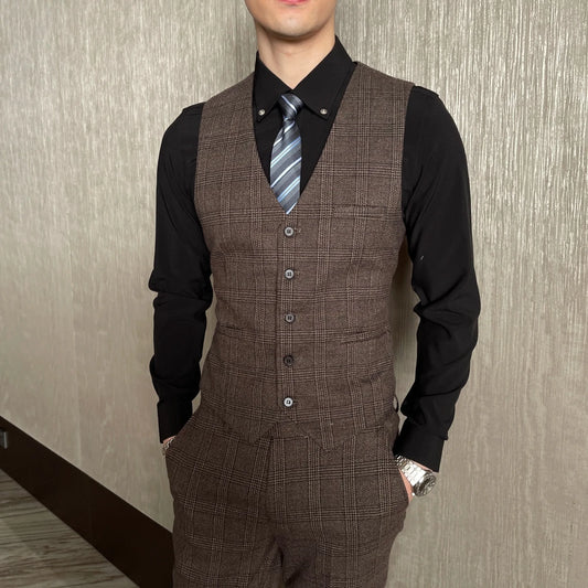 Mandotos International men's 3-piece British Korean plaid suit set, featuring a blazer, vest, and trousers for business casual wear.