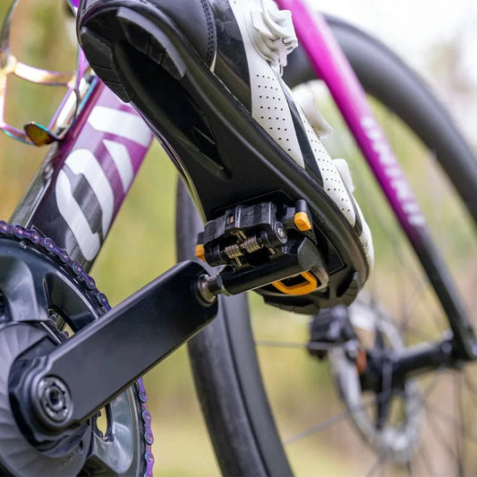 Mandotos ONIRII PD-06 Carbon Lock Pedals for cycling, featuring lightweight design and secure locking mechanism for enhanced performance.