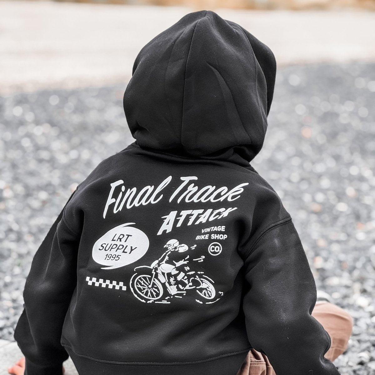 SUDADERA CON CAPUCHA THE FINAL TRACK ATTACK - NEGRO RECICLADO