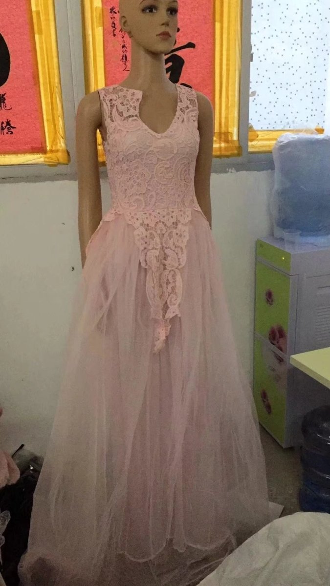 Sleeveless Floral Lace Wedding Dress - Romantic Bridal Gown with Flower Appliqués MANDOTOS
