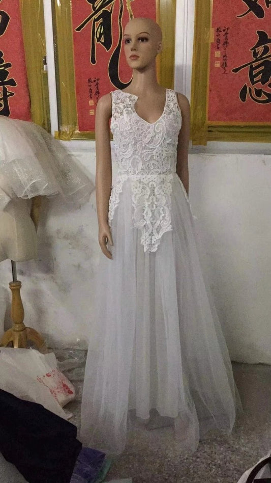 Sleeveless Floral Lace Wedding Dress - Romantic Bridal Gown with Flower Appliqués MANDOTOS