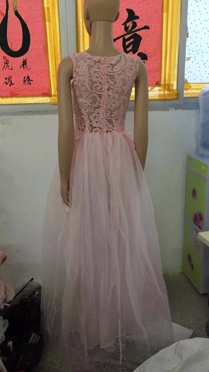 Sleeveless Floral Lace Wedding Dress - Romantic Bridal Gown with Flower Appliqués MANDOTOS