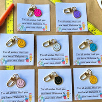 Cross-border e-commerce alloy color dripping smiley face keychain electroplated gold irregular expression bag pendant accessories