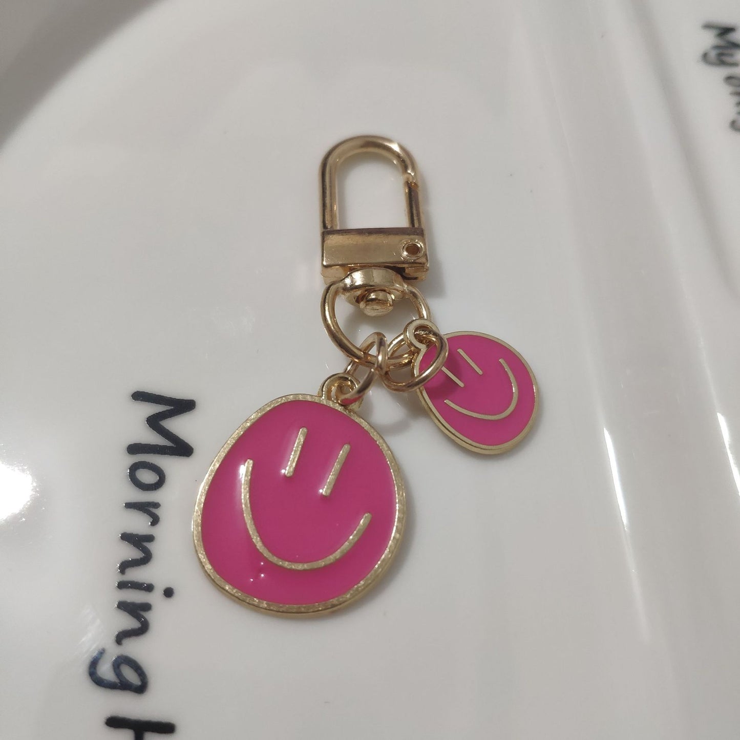 Cross-border e-commerce alloy color dripping smiley face keychain electroplated gold irregular expression bag pendant accessories