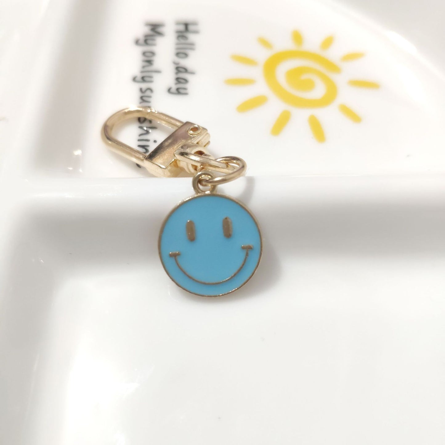 Cross-border e-commerce alloy color dripping smiley face keychain electroplated gold irregular expression bag pendant accessories