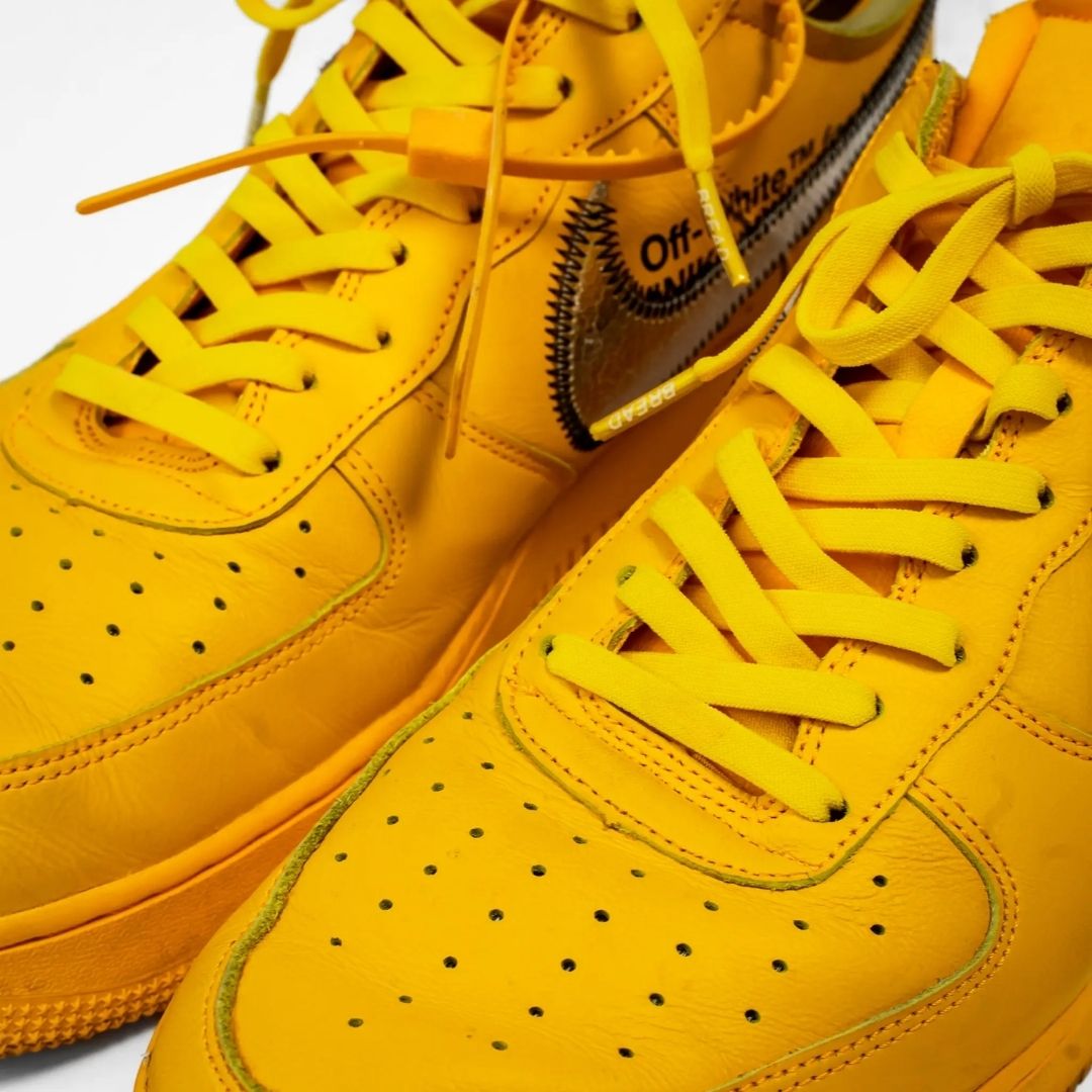 Bread Corona Yellow elastic shoelace with bright yellow color, stretchable and suitable for athletic or casual footwear.
