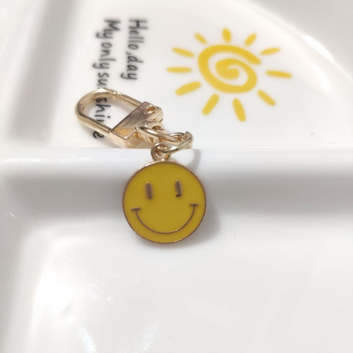 Cross-border e-commerce alloy color dripping smiley face keychain electroplated gold irregular expression bag pendant accessories - MANDOTOS INTERNATIONAL