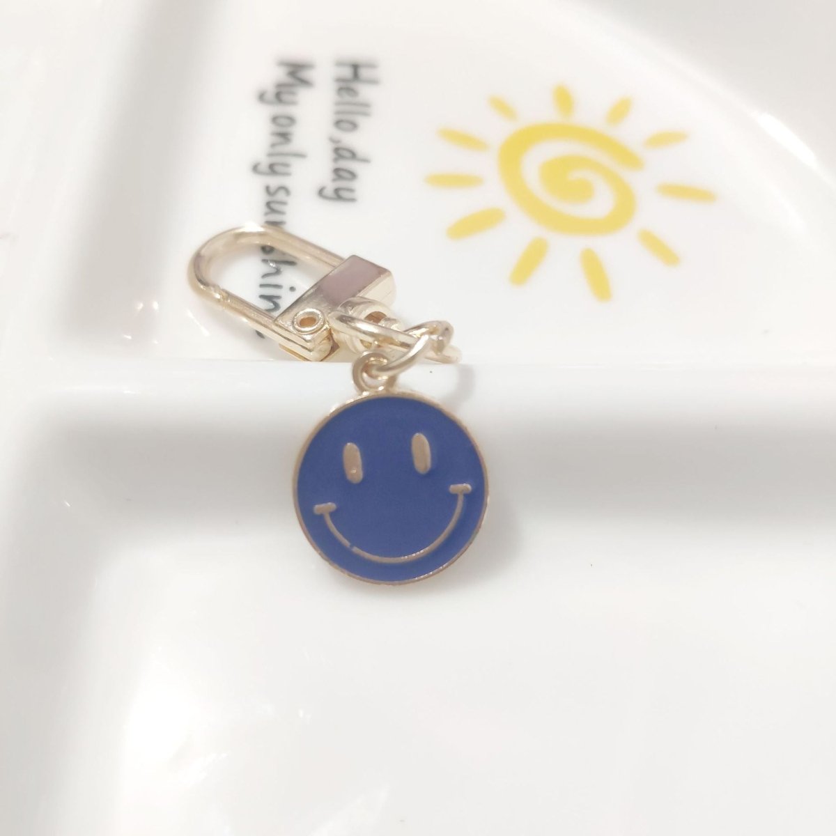 Cross-border e-commerce alloy color dripping smiley face keychain electroplated gold irregular expression bag pendant accessories - MANDOTOS INTERNATIONAL