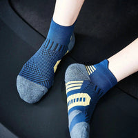 Mandotos 3-pair athletic sports socks with towel bottoms, non-slip grip, quick-drying material, suitable for men and women running and training.