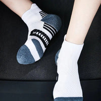 Mandotos 3-pair sports socks with towel bottom, non-slip grip, quick-drying material for running, basketball, and fitness for men and women.