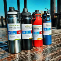 Mandotos 800ml adventure hydration cup with a secure lid and ergonomic design for outdoor activities and staying hydrated.
