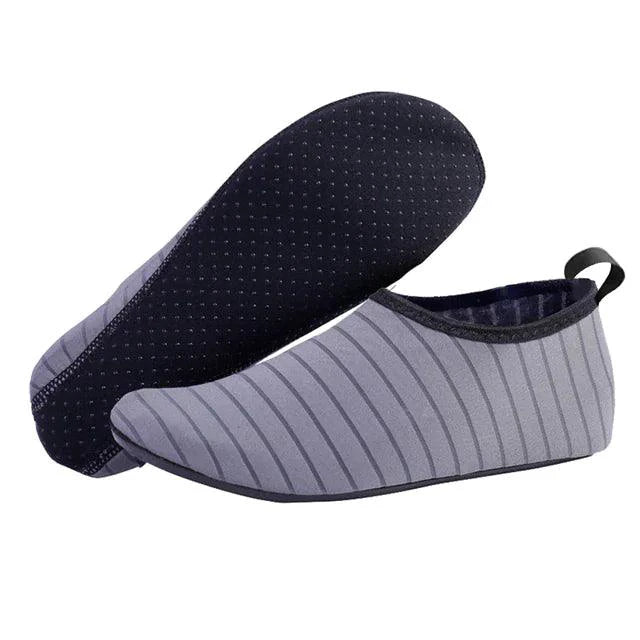 Mandotos AquaFlex unisex water shoes with quick-dry material, suitable for beach, yoga, and swimming activities.