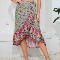 Mandotos Boho Bliss midi skirt with floral pattern, high waist and flowing fabric perfect for casual or bohemian style.