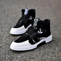 Mandotos camouflage high-top lace-up shoe with rugged design and durable fabric, ideal for casual and outdoor wear.