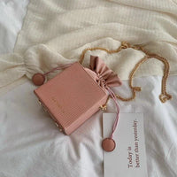 Mandotos chic alligator pattern bucket bag with adjustable strap and gold-tone hardware, stylish accessory for daily use.