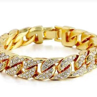Mandotos Clyde Elegance gold bracelet with intricate chain design and secure clasp, showcasing a stylish accessory for women.