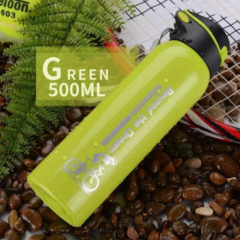 Mandotos CycleTherm insulated water bottle with a sleek design and secure cap for keeping drinks hot or cold on the go.