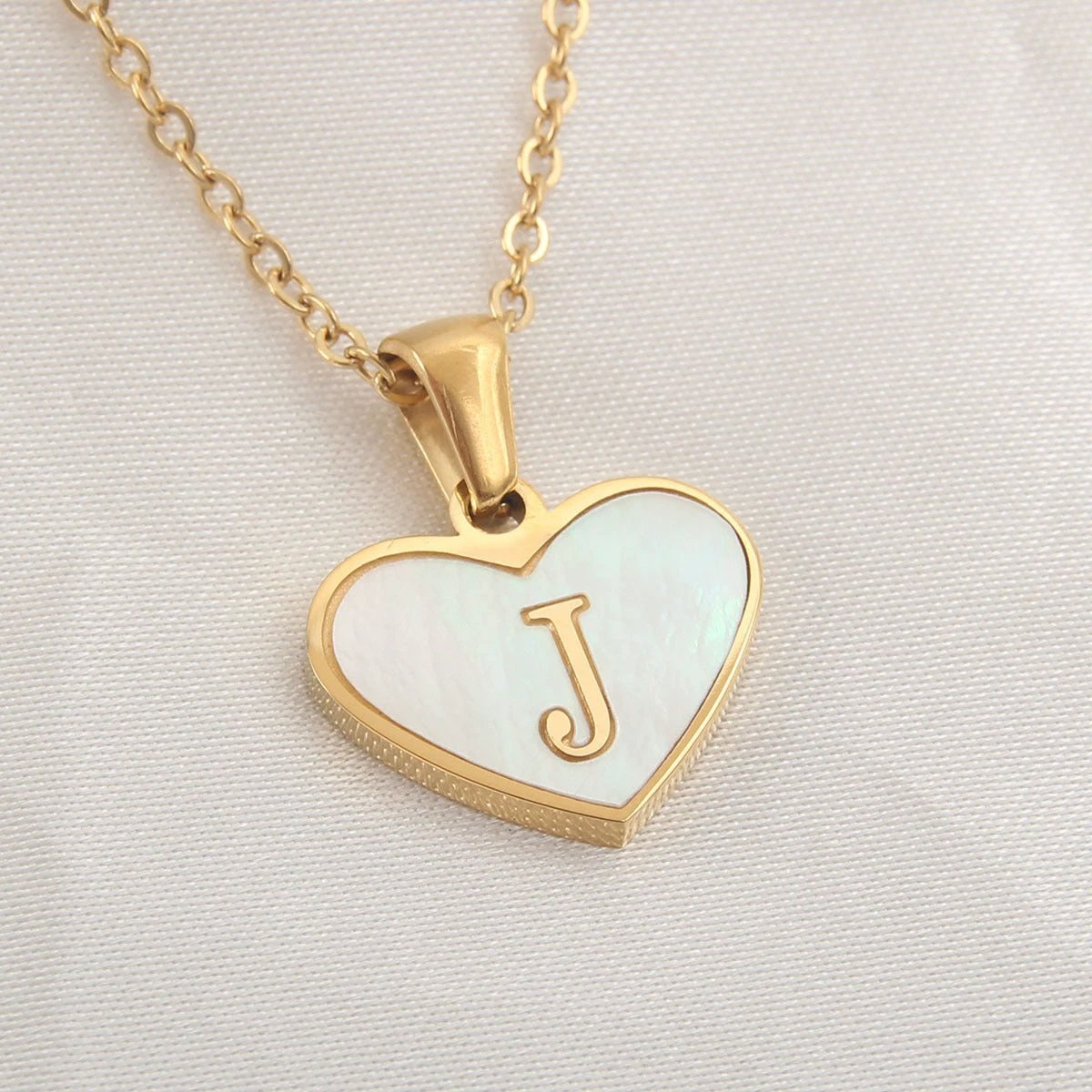 Mandotos white shell heart-shaped letter necklace with personalized 26-letter pendant, ideal for women’s Valentine's Day jewelry.