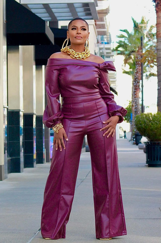 Mandotos Glamourista women's trendy leather suit, stylish and chic, featuring a fitted blazer and matching trousers for confident fashion.