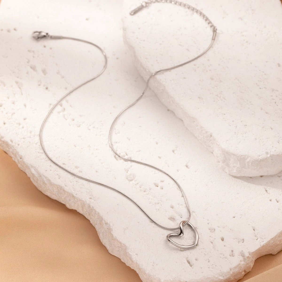 Stainless Steel Twist Hollow Heart Necklace - Clavicle Chain - MANDOTOS