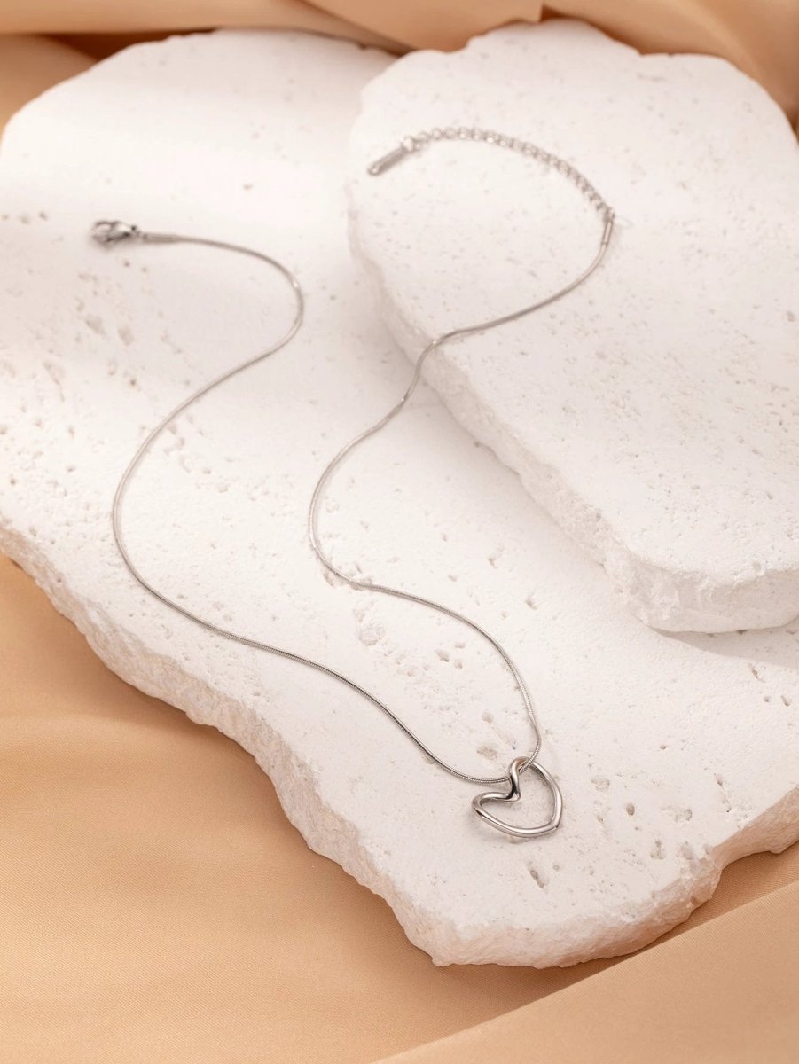 Stainless Steel Twist Hollow Heart Necklace - Clavicle Chain - MANDOTOS