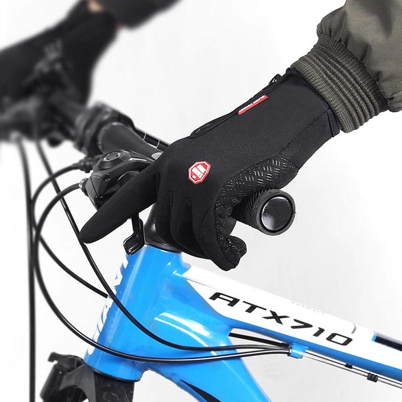 Mandotos winter gloves for riding with touchscreen fingertips, waterproof sliding design, fleece lining, suitable for motorcycle sports.