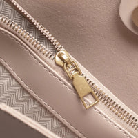 Mandotos eco-friendly vegan leather tote bag with stylish, sustainable design, featuring spacious interior and durable handles.