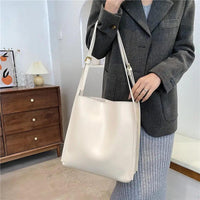 Mandotos eco-friendly vegan leather tote bag with stylish, sustainable design and spacious interior for everyday use.