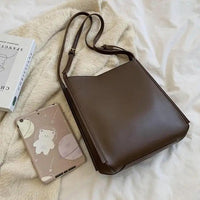 Mandotos eco-friendly vegan leather tote bag with stylish, sustainable design, featuring a spacious interior and elegant handles.