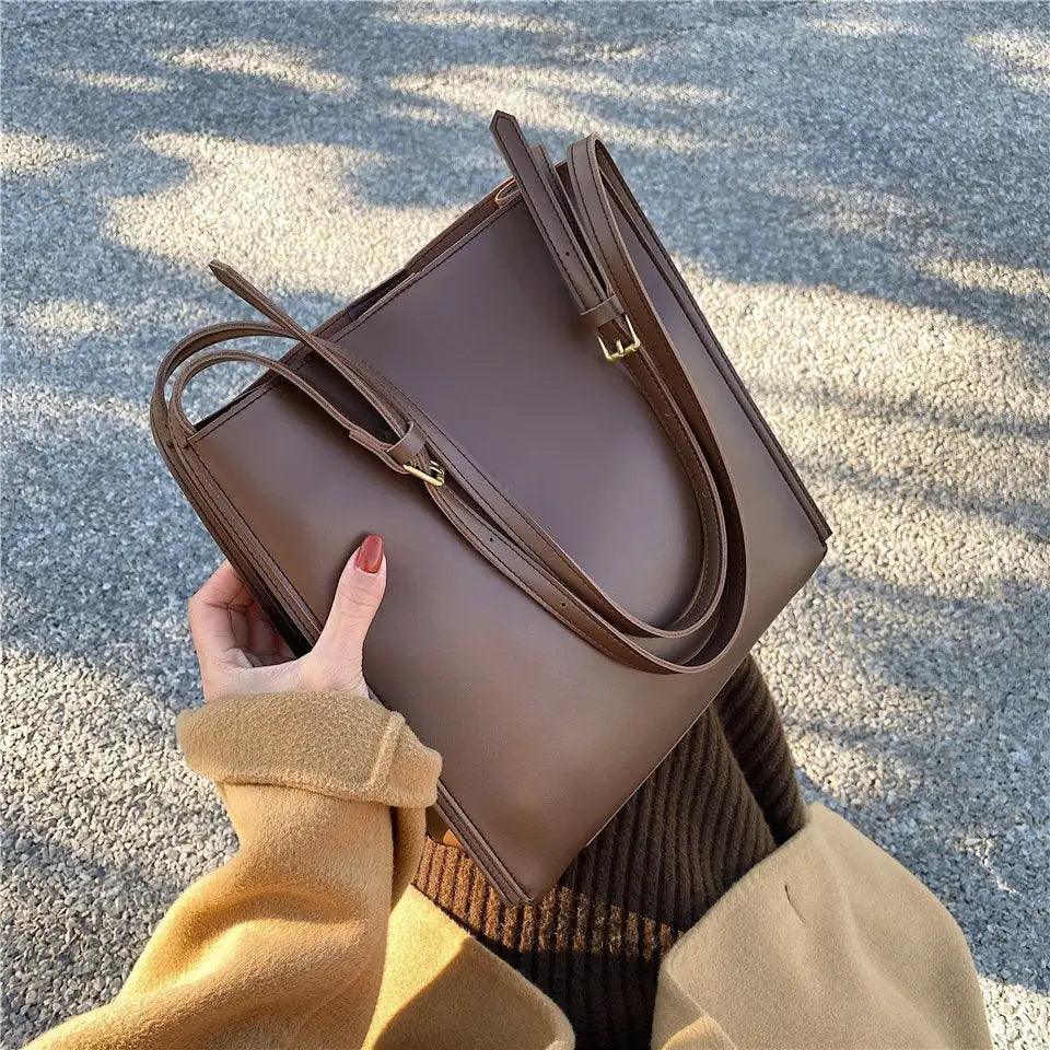 Mandotos eco-friendly vegan leather tote bag with stylish, sustainable design, featuring spacious interior and sturdy handles.