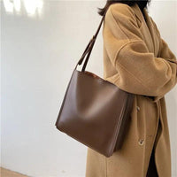 Mandotos eco-friendly vegan leather tote bag with stylish, sustainable design and spacious interior for everyday use.