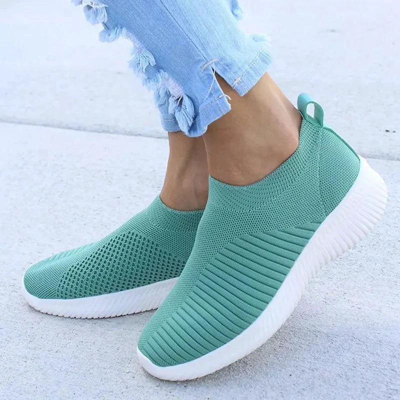 Mandotos flat knitted shoes featuring a sleek design and comfortable fit, perfect for casual wear.