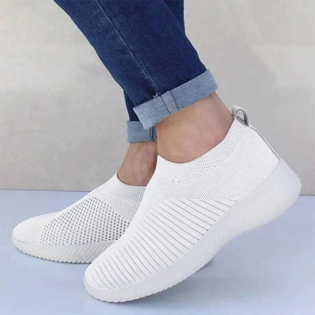 Mandotos flat knitted shoes featuring a stylish design, soft fabric, and comfortable fit for casual wear.
