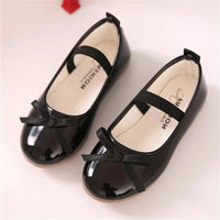 Mandotos flat shoes in black with a sleek, minimalist design, perfect for casual or professional wear.