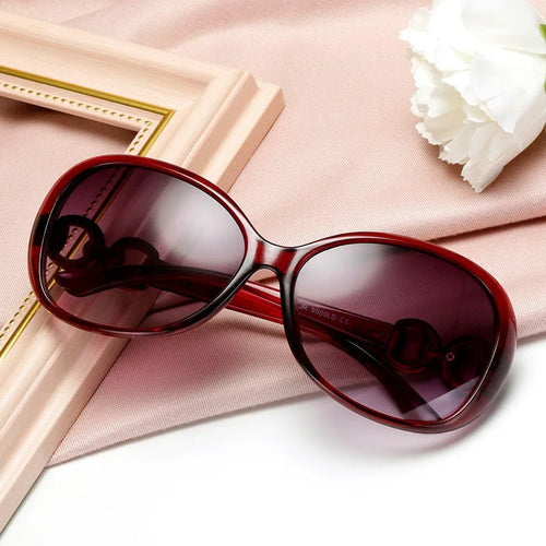Mandotos International 2025 oversized vintage retro women's sunglasses with bold frames and dark lenses, perfect for travel and style.