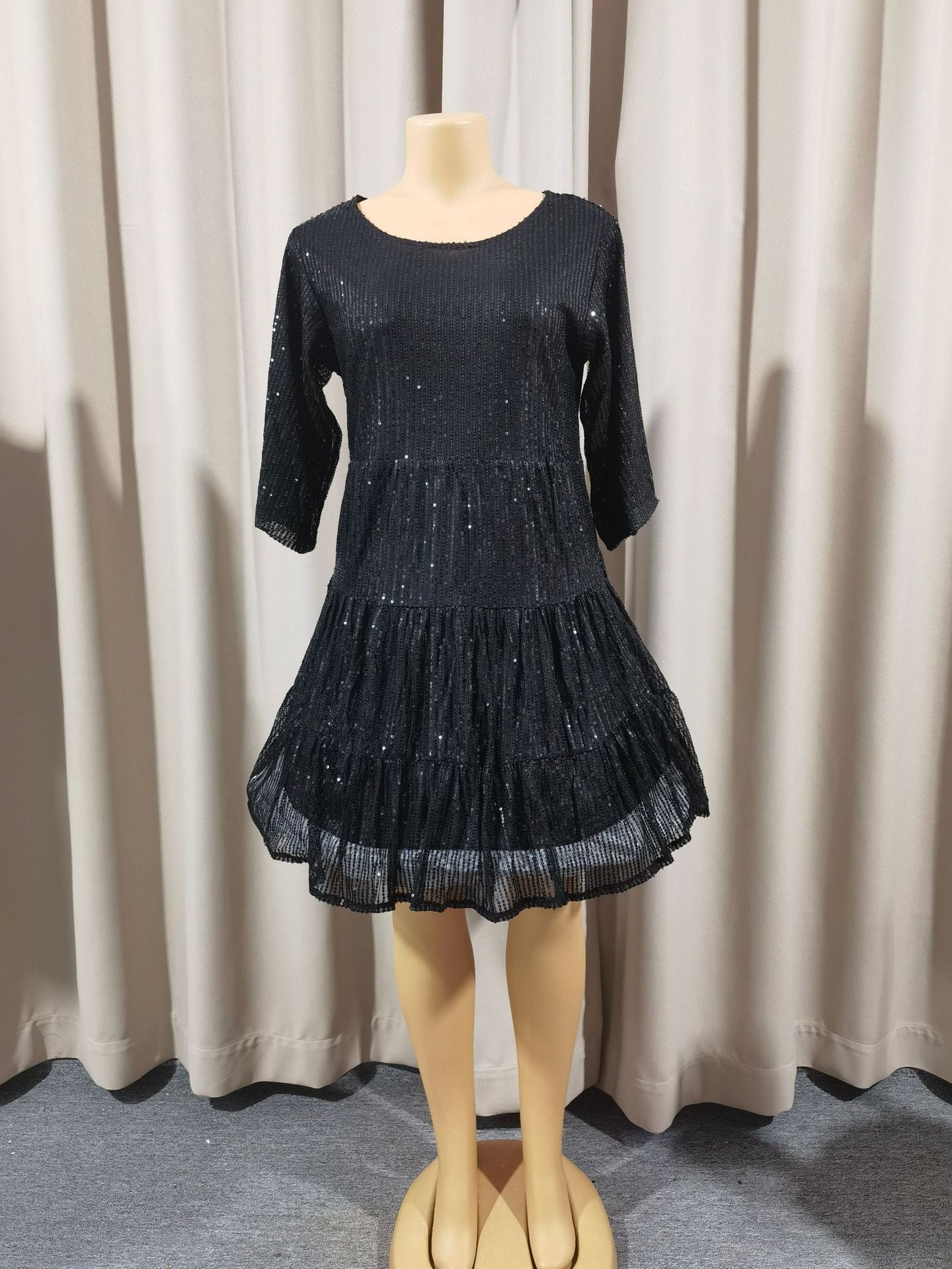 Mandotos International solid color short sleeve skirt dress with sequins, suitable for banquets and formal events.