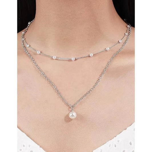 Mandotos International retro geometric pendant necklace featuring bold shapes, perfect for trendy travel dates and stylish accessories.