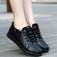 Mandotos Korean student shoes with black and white design, featuring comfortable slip-on style and casual footwear for students.