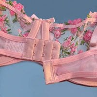 Mandotos Luxe Lingerie 2-piece set with floral embroidery, featuring delicate lace details and feminine design for confident women.