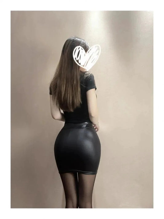 Mandotos black imitation leather high-waist pencil mini skirt, Korean fashion for women, summer style, shown on model.